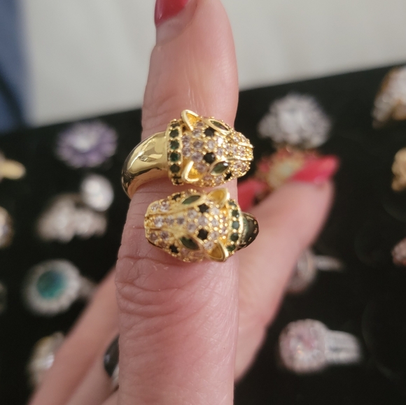 7 Ring Gold Elegant Gold and Green Panther Ring Price Firm